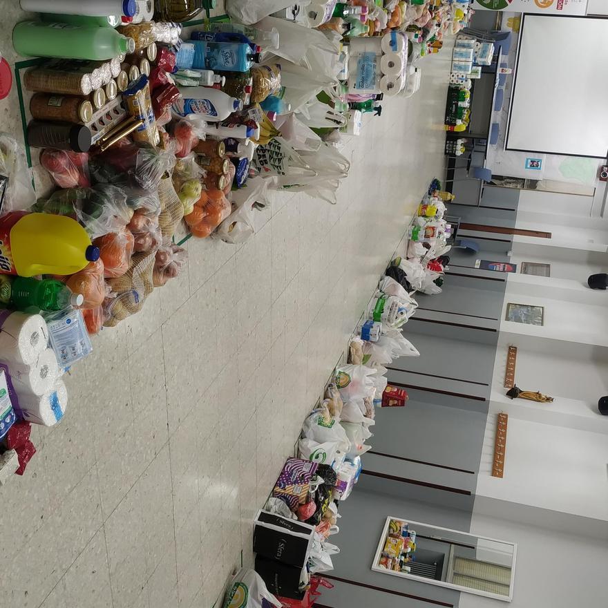 Los alimentos y productos de higiene adquiridos durante la campaña navideña del centro educativo.