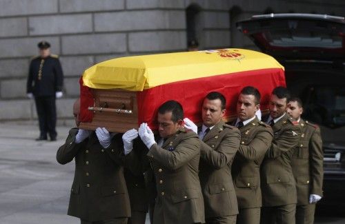 Military pallbearers carry the coffin of Spain's former Prime Minister Adolfo Suarez during his wake at the Spanish parliament in Madrid