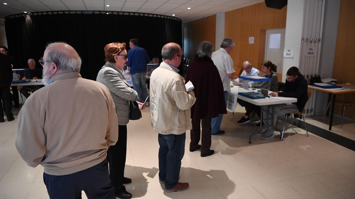Votantes en un colegio electoral de A Coruña.