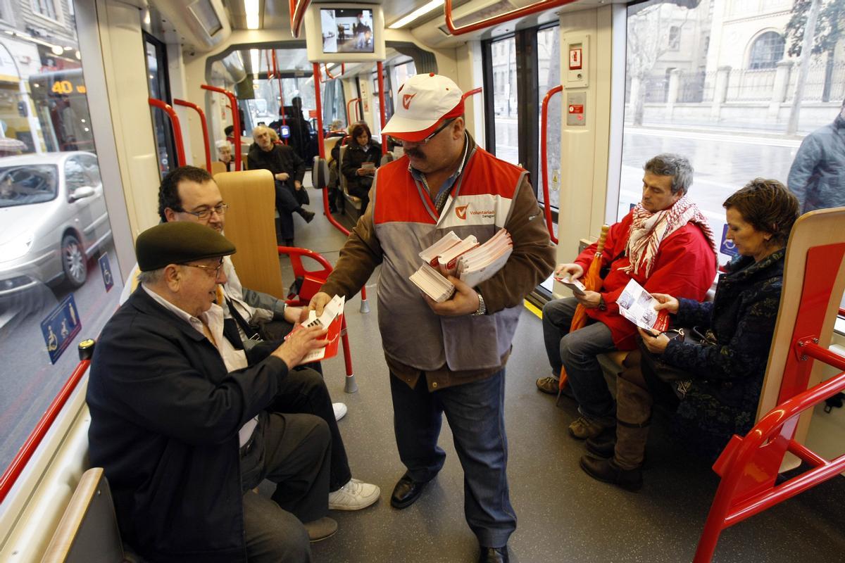 Los Voluntarios de Zaragoza repartiendo folletos informativos sobre el tranvía en 2011.