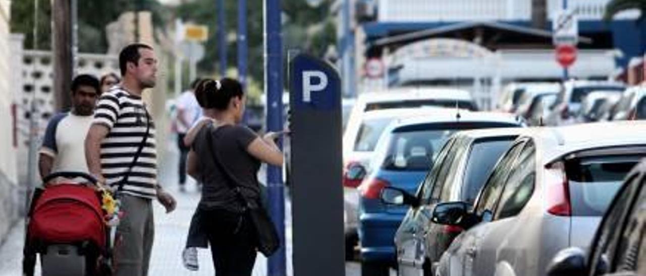 Usuarios de la zona azul sacan un tique en un parkímetro de Benidorm