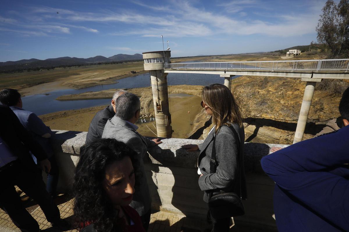 Torre de toma de Sierra Boyera en marzo de 2023, con el embalse prácticamente seco en plena sequía.