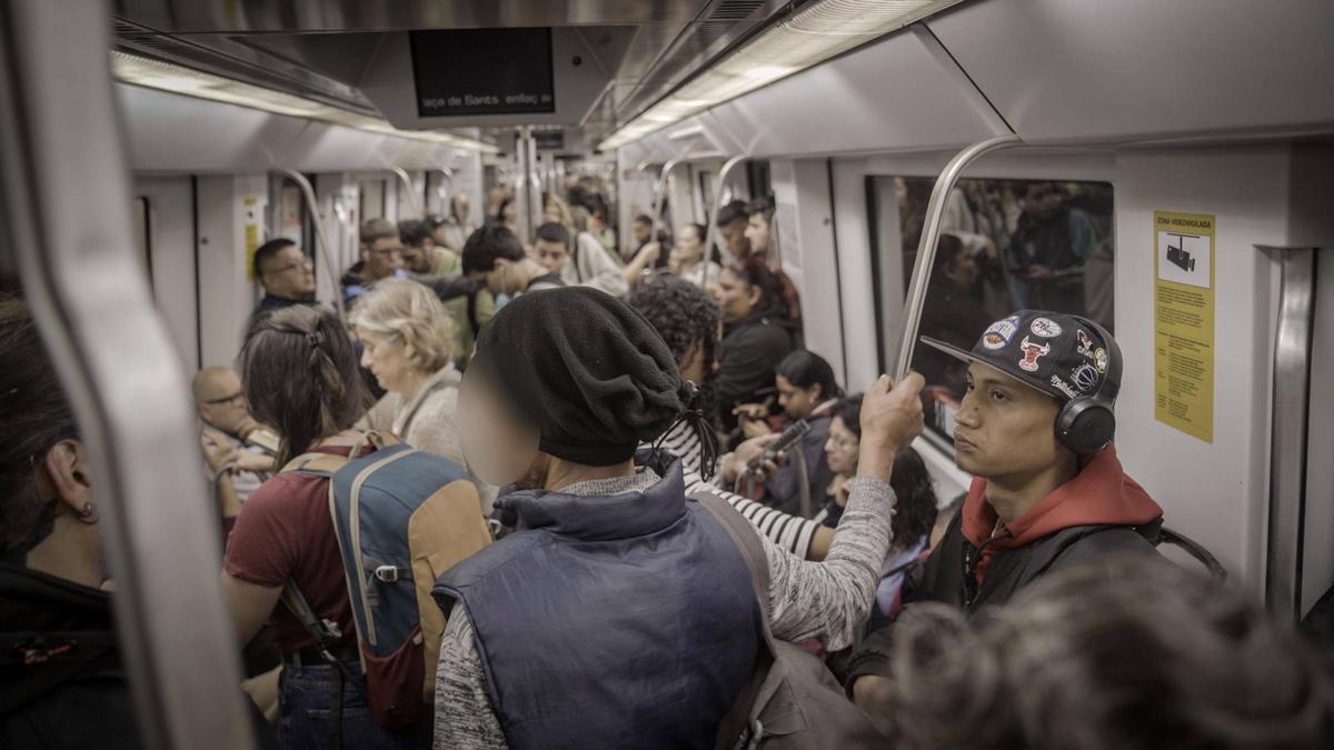 Mohamed, uno de los trabajadores de las obras del Camp Nou, en el tren para ir al trabajo.