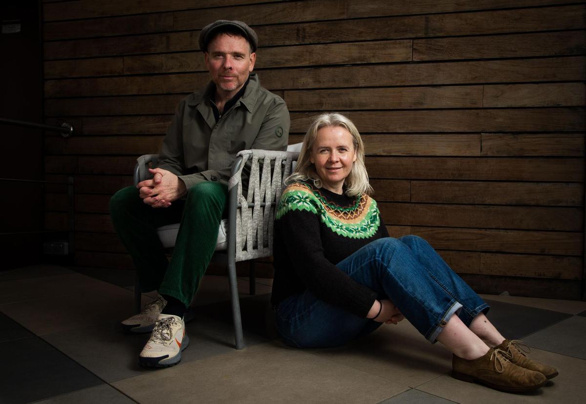 Stuart Murdoch y Sarah Martin de la banda escocesa Belle &amp; Sebastian.
