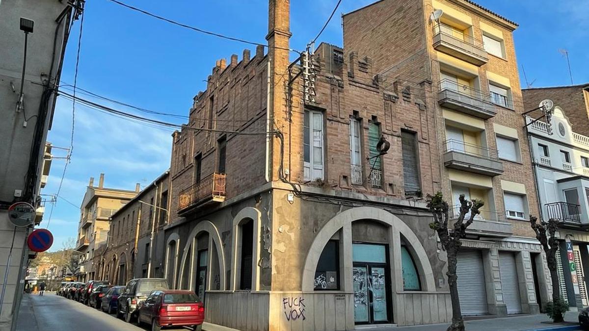 L'edifici del Mercantil es troba situat en un espai molt cèntric