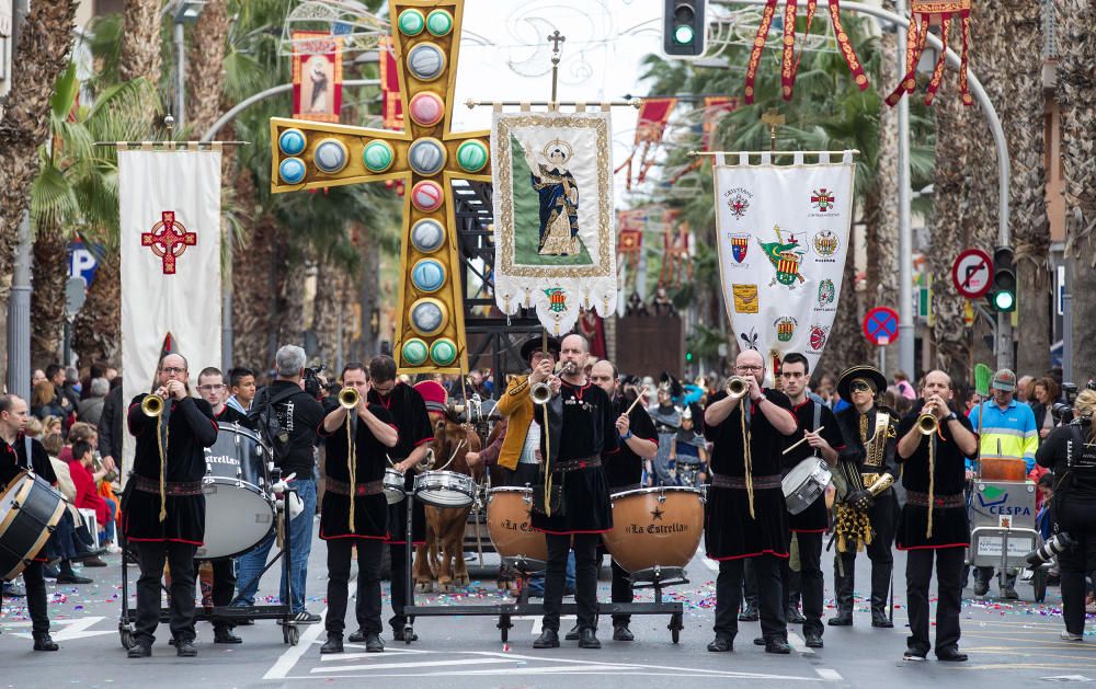 Los bailes y los trajes de los componentes de las comparsas llenaron la calle Alicante y la avenida Ancha de Castelar de colorido y originalidad.