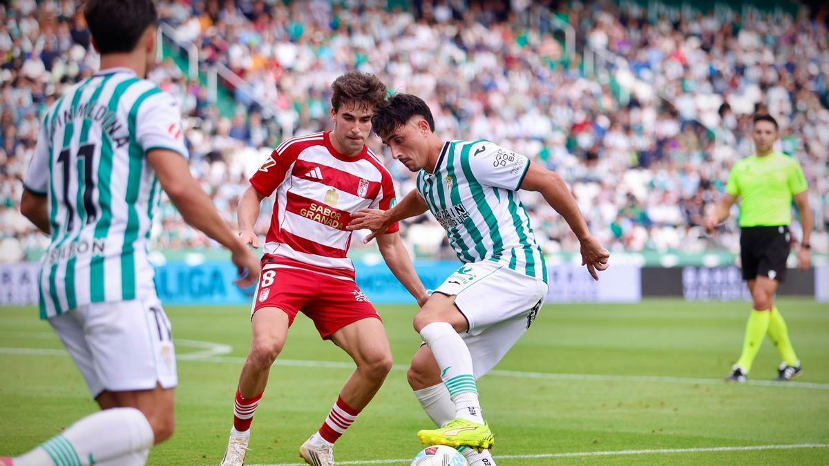 Lance del encuentro entre el Córdoba CF B y el Granada en El Arcángel.
