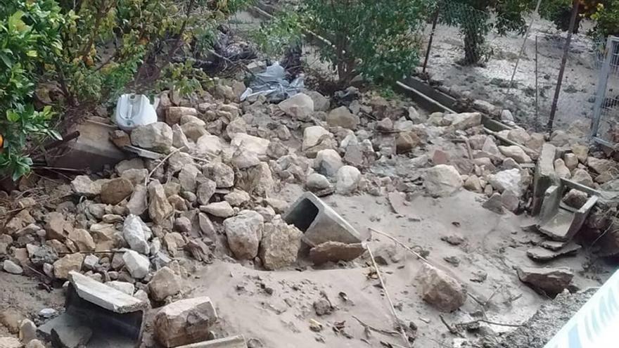 Un muro se derrumbó por la fuerza del agua en Blanca.