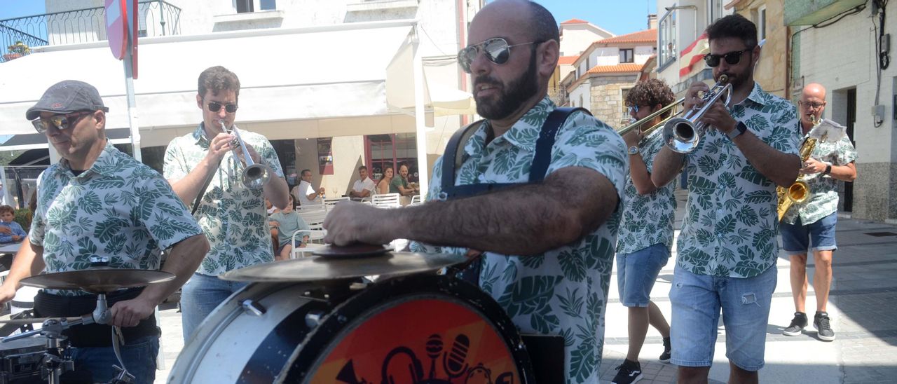 Una charanga amenizando la fiesta que se celebra en Carril.