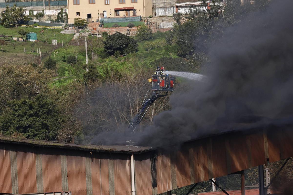 El despliegue policial en Gijón por un incendio en una de las cintas de carbón de Veriña, en imágenes