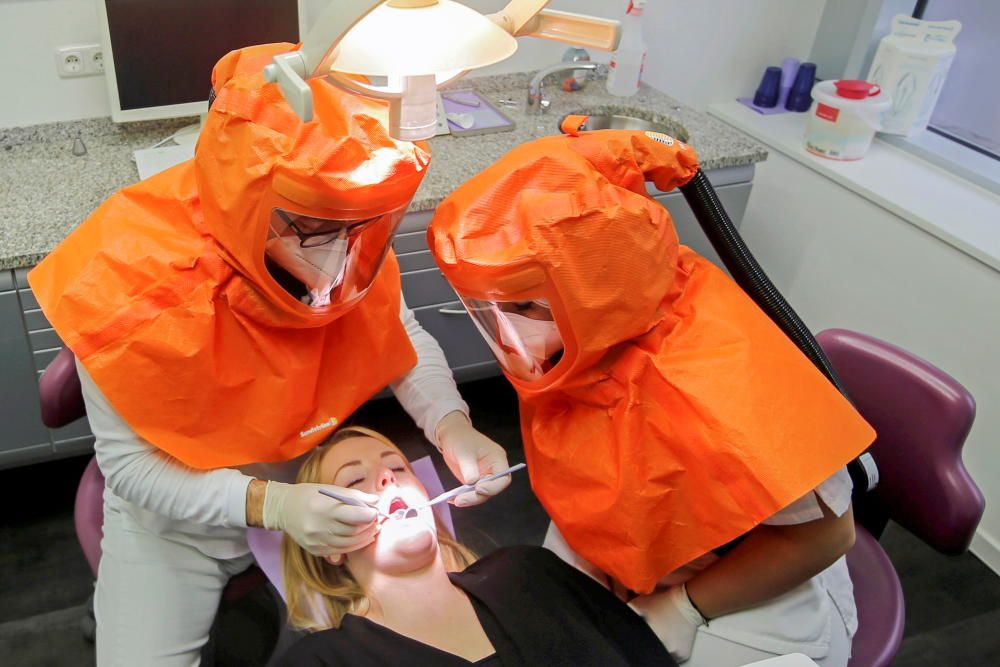Dentist Ilker Sentuerk and his staff use ...