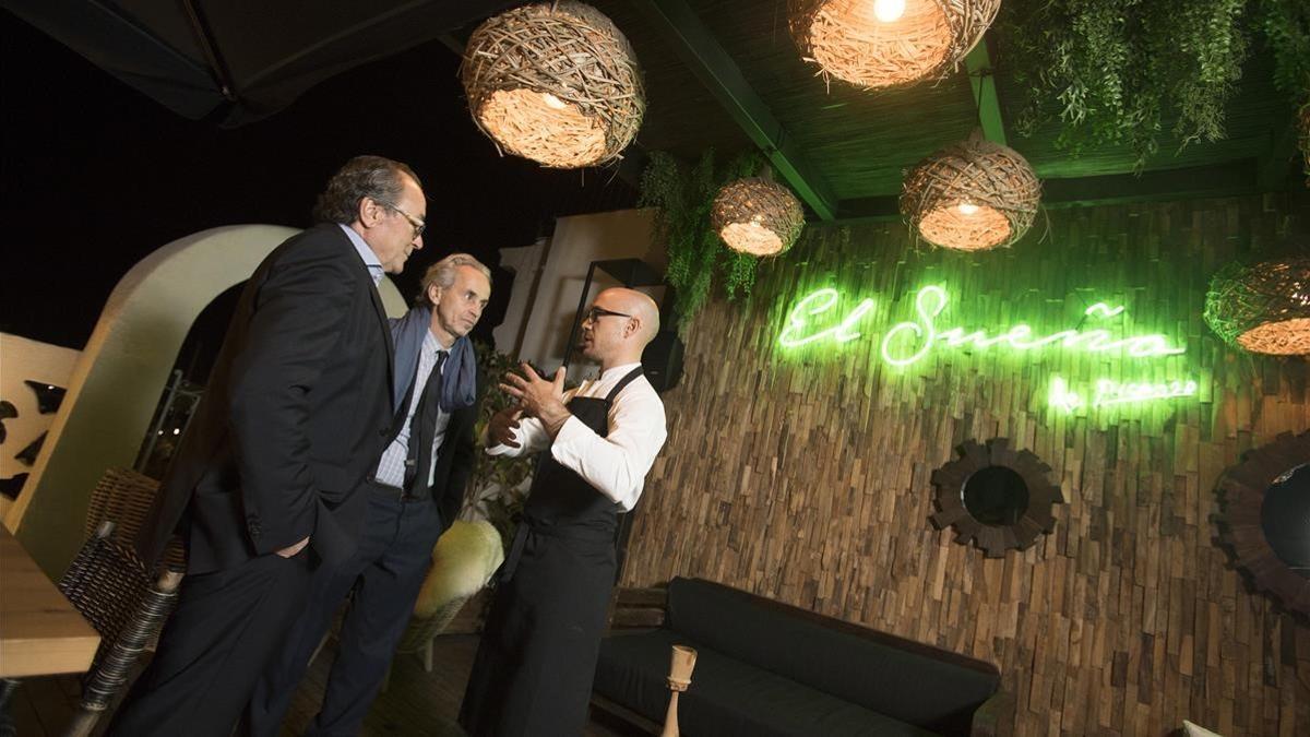 Jordi Serra, propietario de The Serras, Emmanuel Guigon, director del Museo Picasso, y el chef Marc Gascons, en la terraza del hotel durante la velada del miércoles.