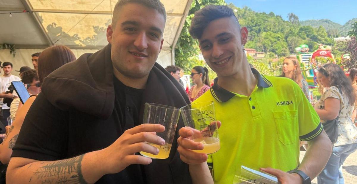 Iker Rozada, a la izquierda, y Saúl  González brindan con dos culetes de sidra. | D. O.