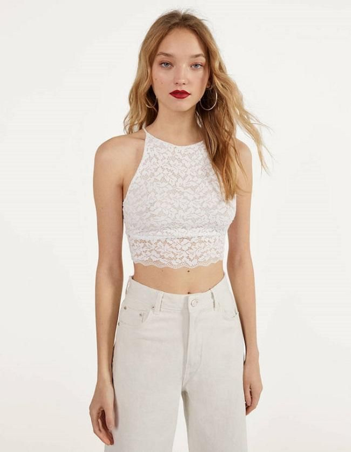 Top 'cropped' de encaje, de Bershka