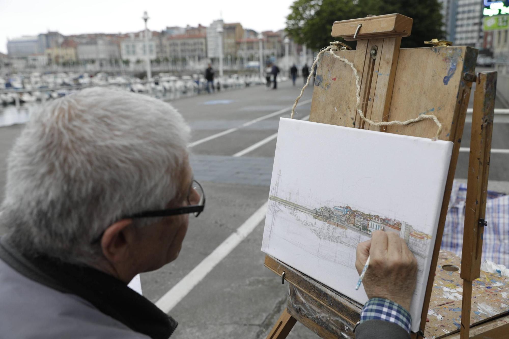 Luis Marcos García, el pintor itinerante que dedica su jubilación a dibujar los paisajes de Gijón (en imágenes)