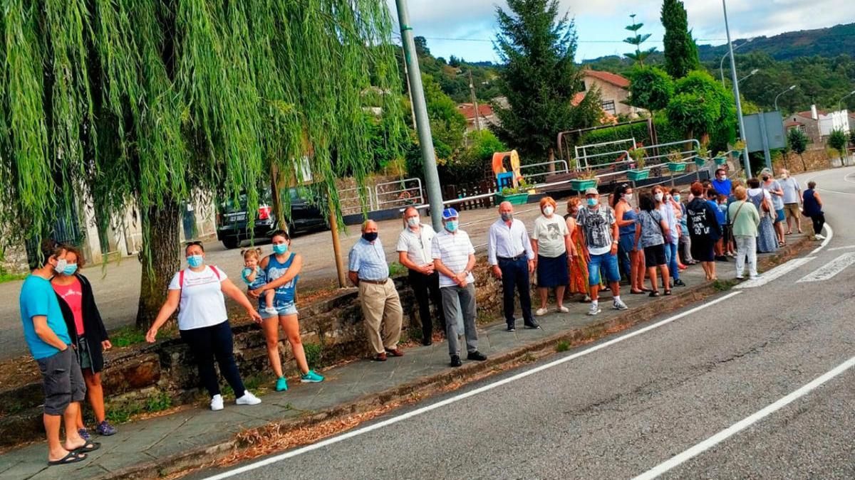 Vecinos de Covelo reunidos para valorar qué medidas tomar contra las carreras ilegales.