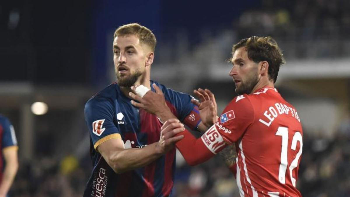 Jorge Pulido se empuja con Baptistao