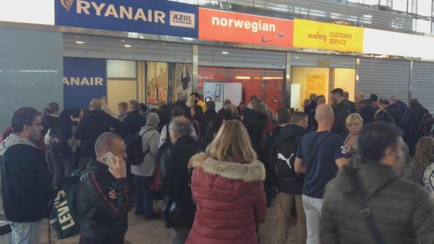 Incendio aeropuerto Alicante-Elche: Cientos de pasajeros hacen cola para reclamar sus vuelos perdidos