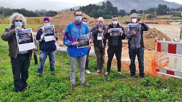 Concentración junto a las obras de la gasolinera de Ledoño, este domingo, para exigir su paralización. |   // L. O.