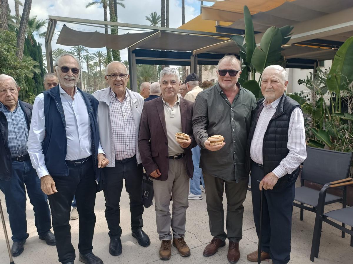Los homenajeados muestran el peculiar trofeo de los Amigos del Villalobos en Elche