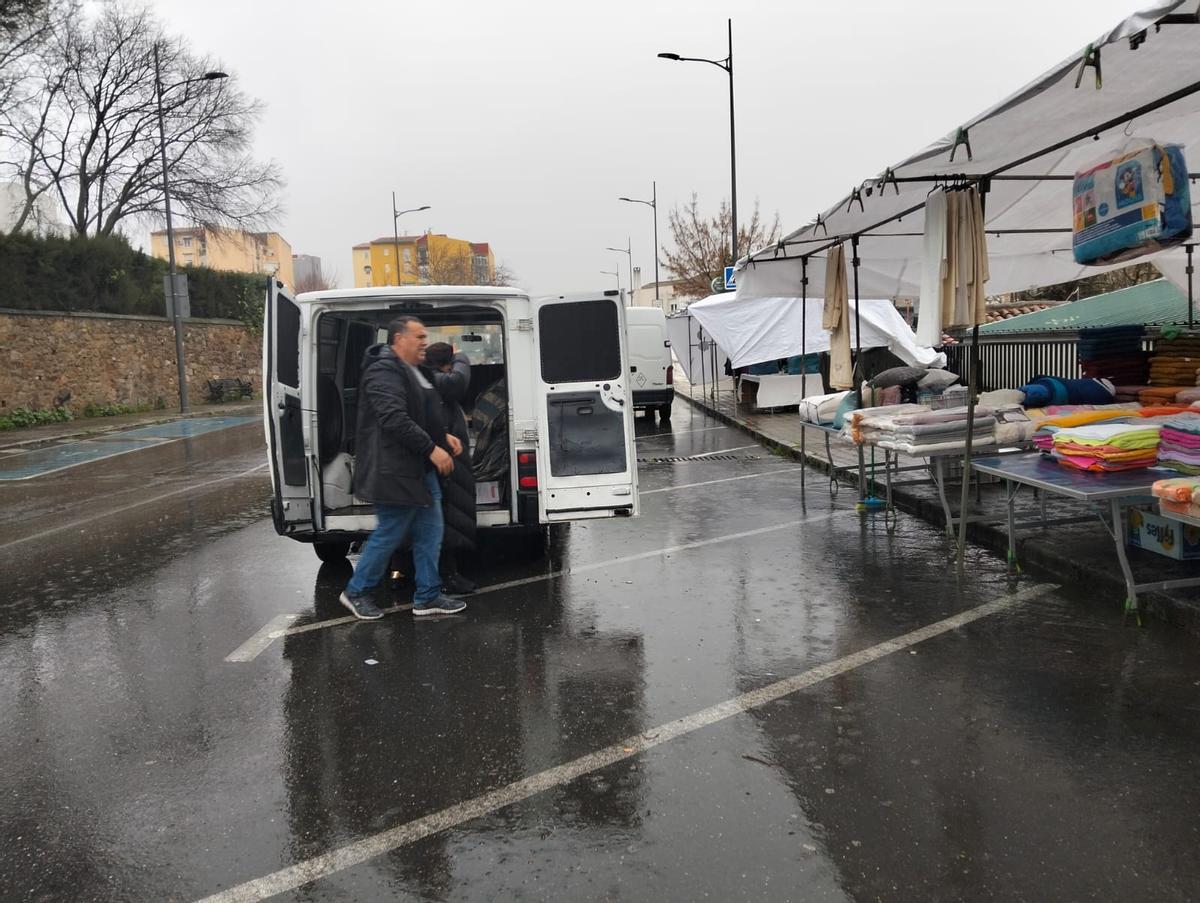 Fotogalería | La lluvia agua el mercadillo de La Hispanidad de Plasencia