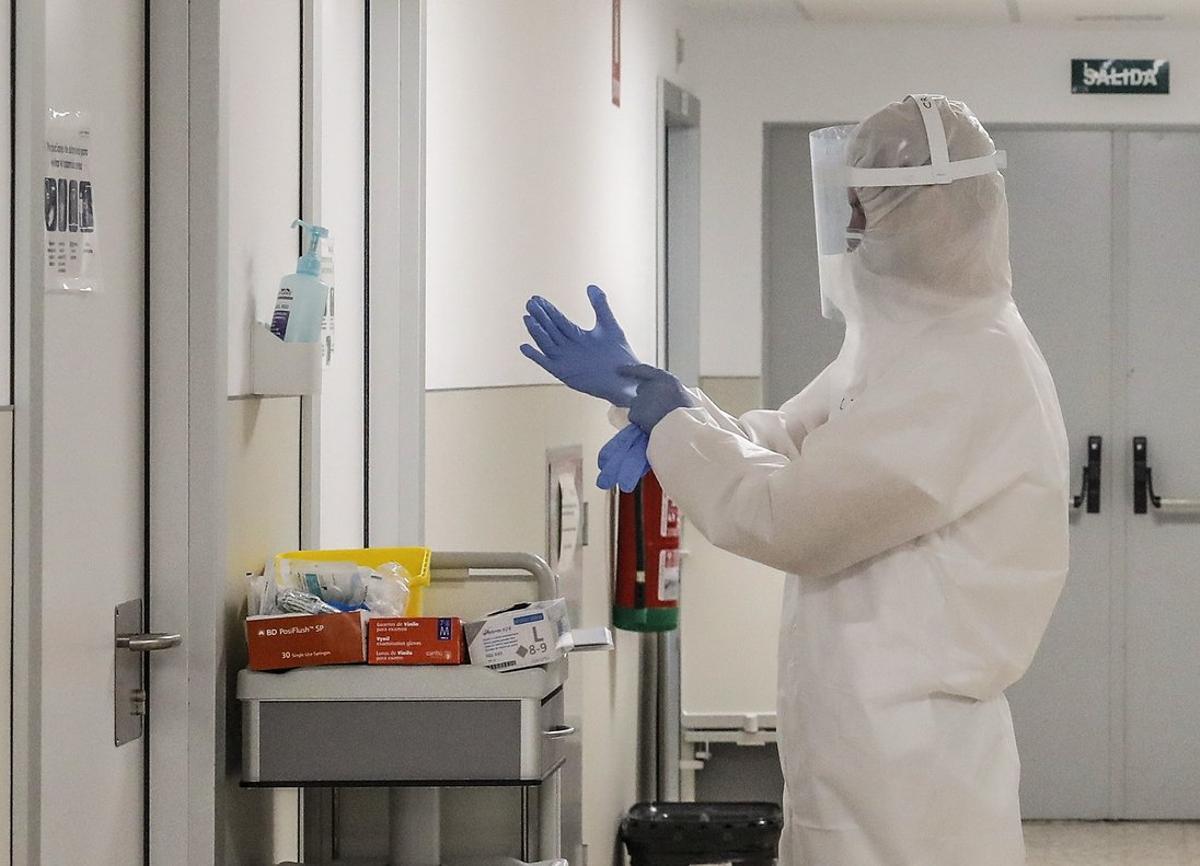 24/04/2020 Un trabajador sanitario se dispone a entrar en una habitaciÃ³n del Hospital Arnau de Vilanova donde hay pacientes infectados con el virus, en Valencia, Comunidad Valenciana, (EspaÃ±a), a 24 de abril de 2020.
