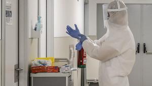 24/04/2020 Un trabajador sanitario se dispone a entrar en una habitaciÃ³n del Hospital Arnau de Vilanova donde hay pacientes infectados con el virus, en Valencia, Comunidad Valenciana, (EspaÃ±a), a 24 de abril de 2020.