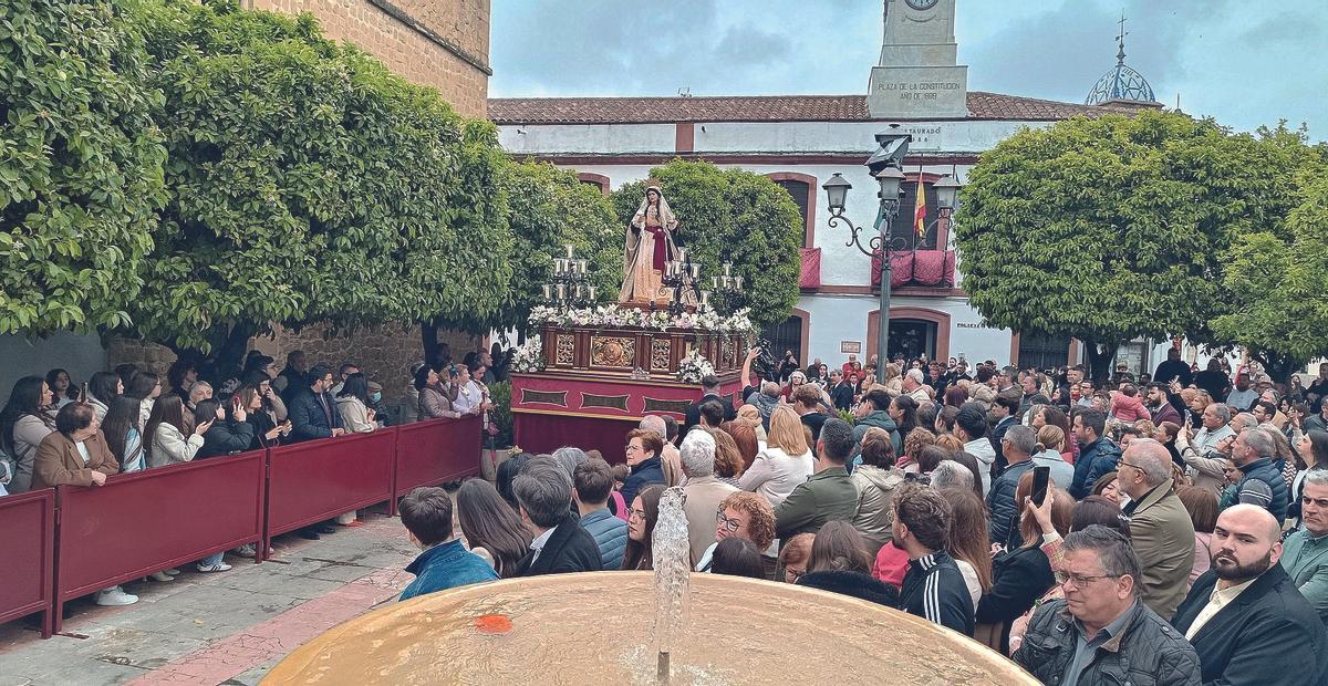 Vecinos y visitantes se aglomeran para ver el paso de la Magdalena en la plaza de la Constitución (Carrera Oficial).