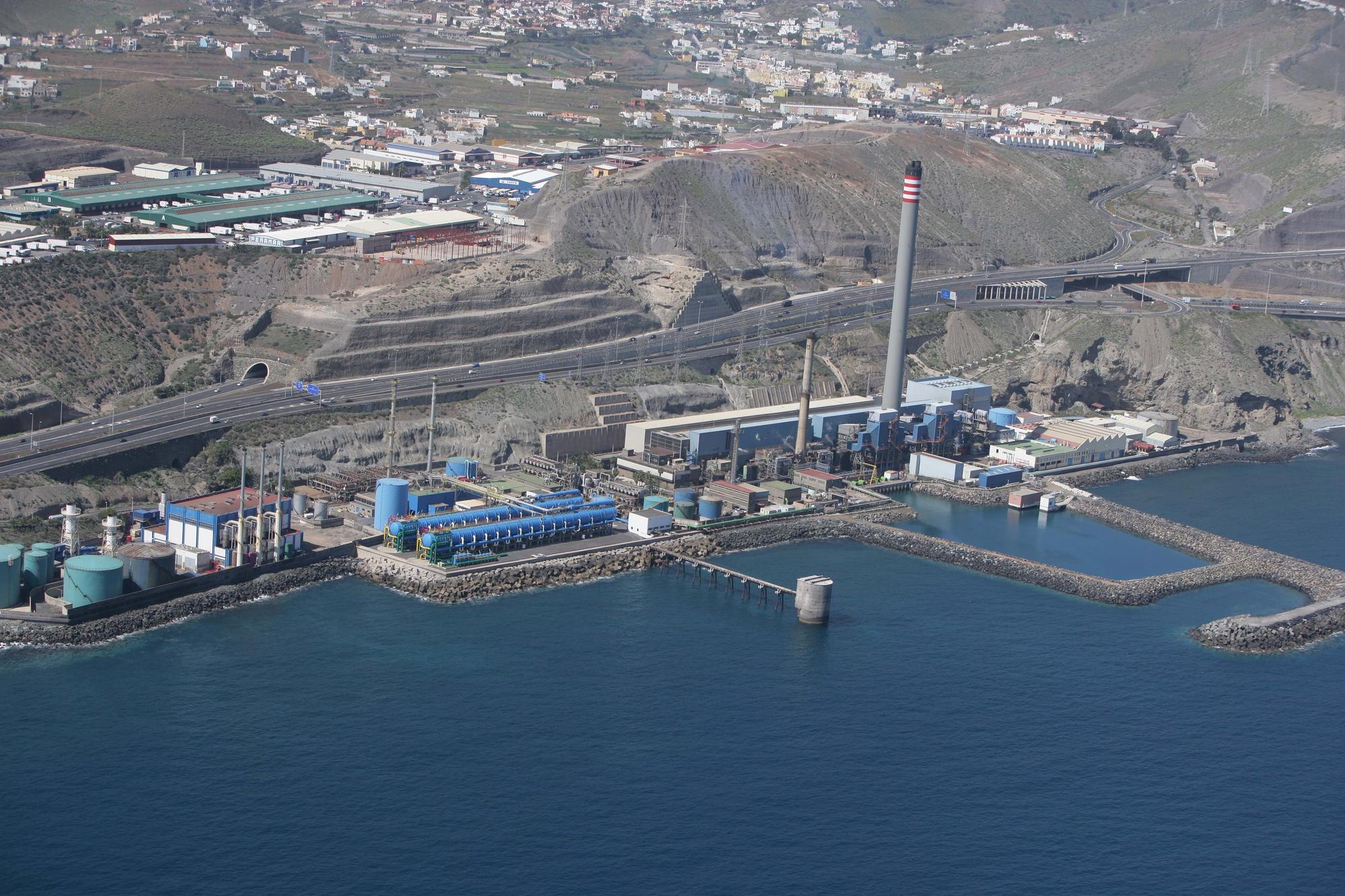 La desaladora de Las Palmas de Gran Canaria que gestiona la empresa Emalsa, cuyo socio mayoritario es Gestagua (Grupo Saur). La balsa que se ve en la imagen se usa para captar el agua para la desaladora, que es el edificio bajo que está a la derecha de la imagen (la chimenea forma parte de otra empresa).