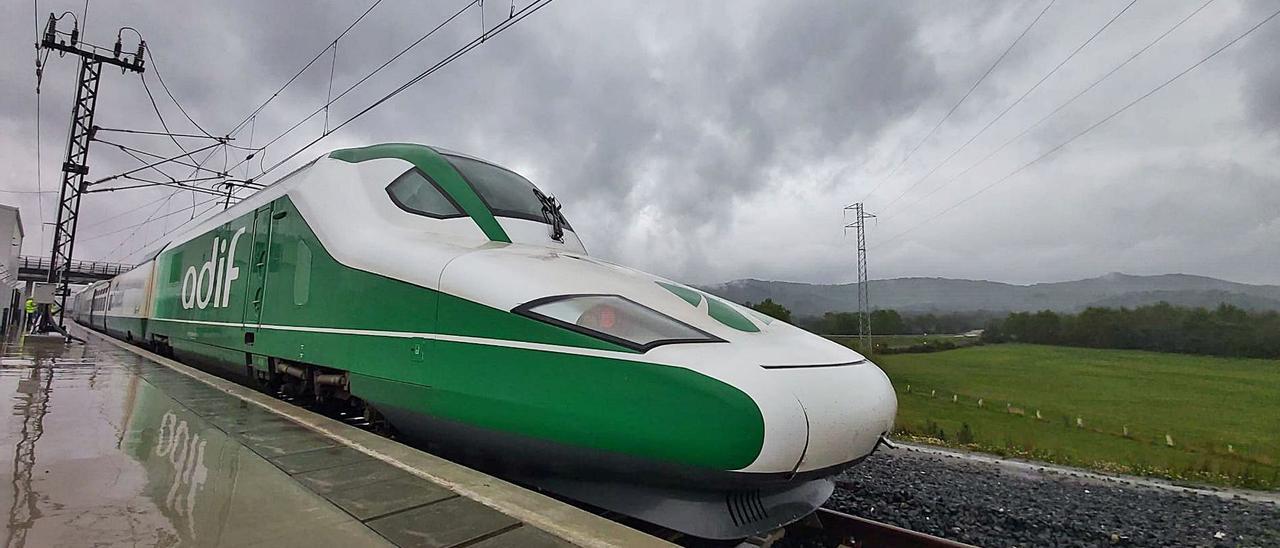 El tren laboratorio Séneca, durante el recorrido que realizó el 13 de abril pasado entre Pedralba (Zamora) y Taboadela (Orense). | FDV