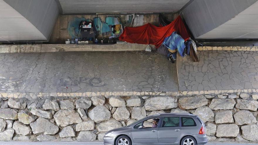 Junts denuncia el perill d'una bombona de butà en un campament sota la carretera C-65 a Girona