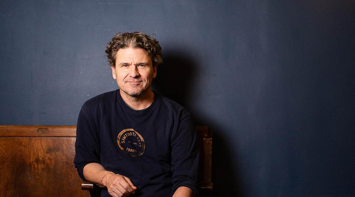 Dave Eggers: «És injust que sigui obligatori tenir un ‘smartphone’ per participar en societat»