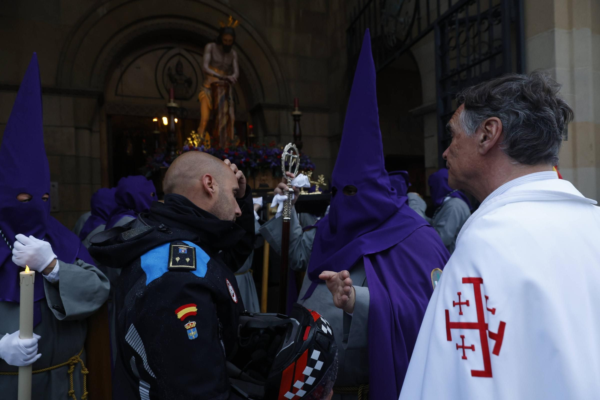 La lluvia frustra la procesión de las Lágrimas de San Pedro en Gijón