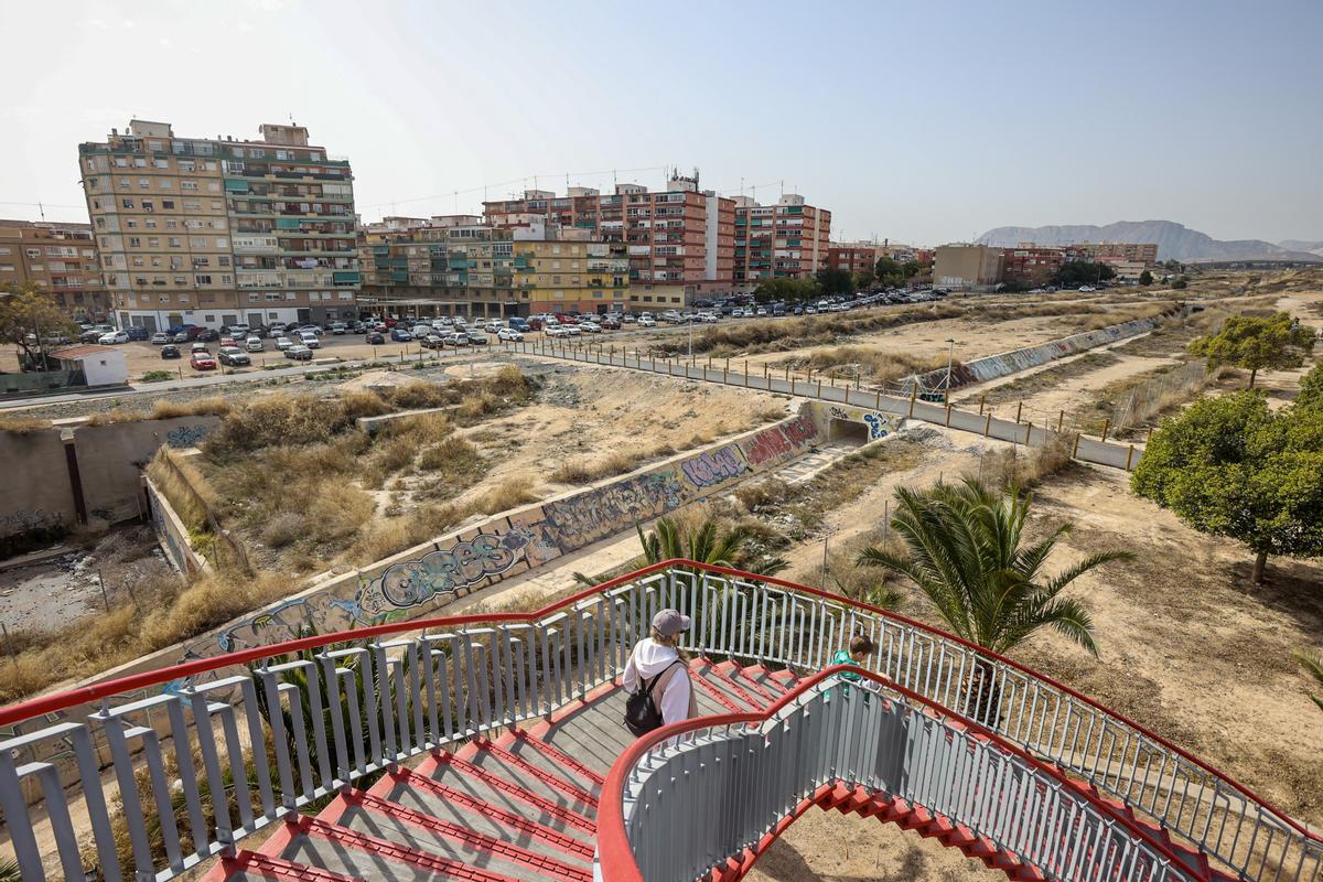 Las pasarelas provisionales instaladas en los terrenos del futuro Parque Central.