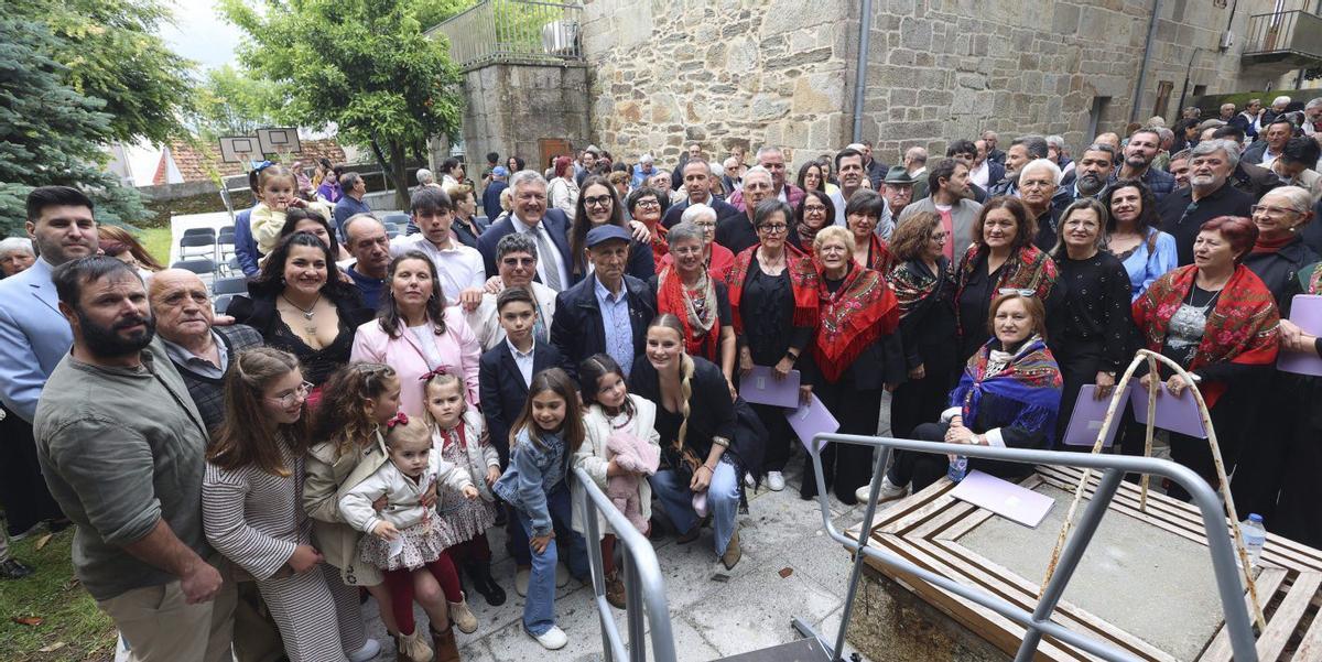 Foto de familia con el homenajeado, Juan Luis García Carballa «Peche». | GUSTAVO SANTOS