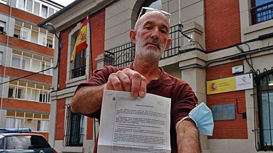 Francisco Blanco, ayer, ante del cuartel de la Guardia Civil de Noreña.