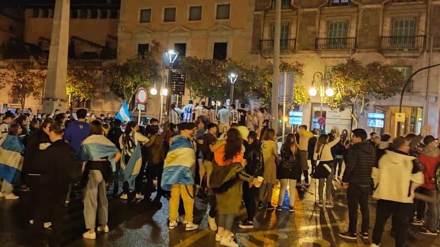 La afición argentina de Mallorca celebra la clasificación para la final del Mundial en la plaza de las Tortugas de Palma