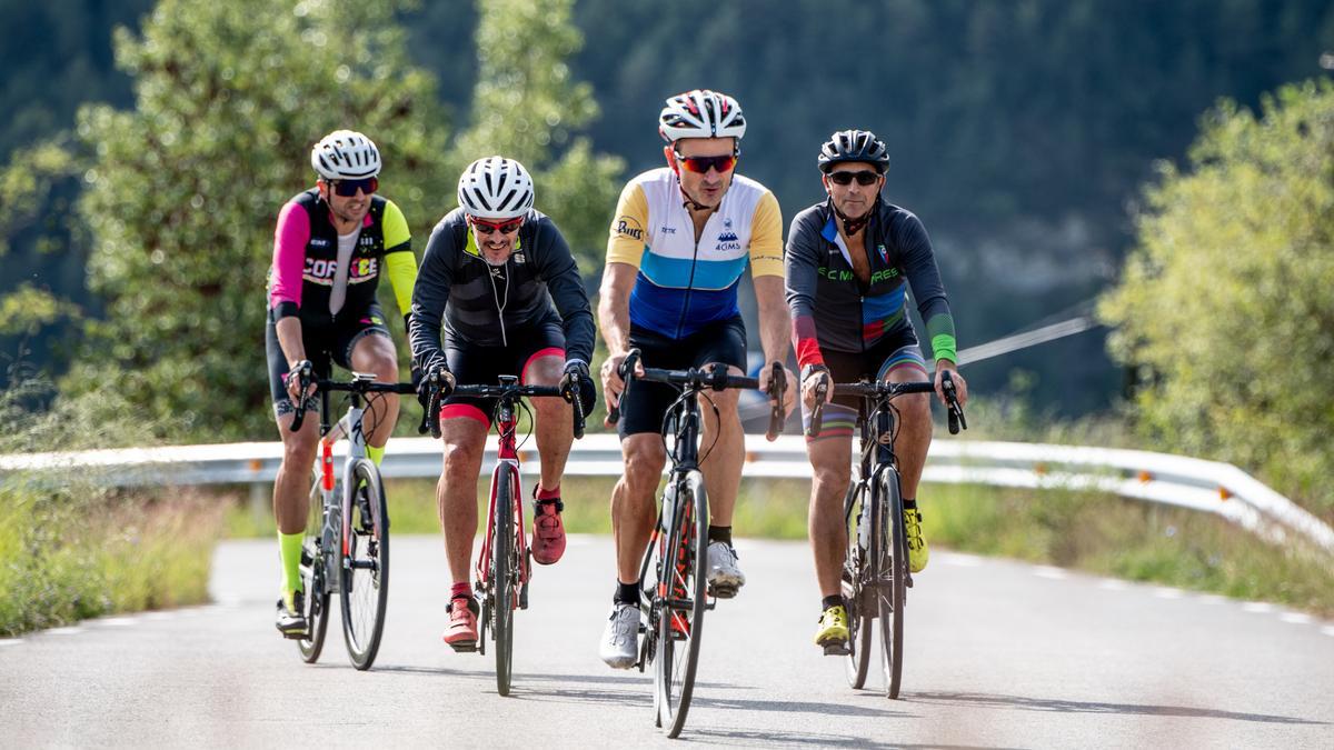 Ciclistes al Berguedà Bike Day de l'any passat, a la carretera de Coll de Pal