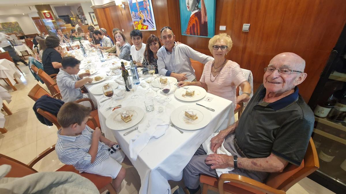 Uno de los restaurantes mecos que estuvieron a tope durante el fin de semana. En la foto, el grovense Luis Aguiño Álvarez, que celebraba su 85 cumpleaños, con los miembros de su familia que lo acompañaron.