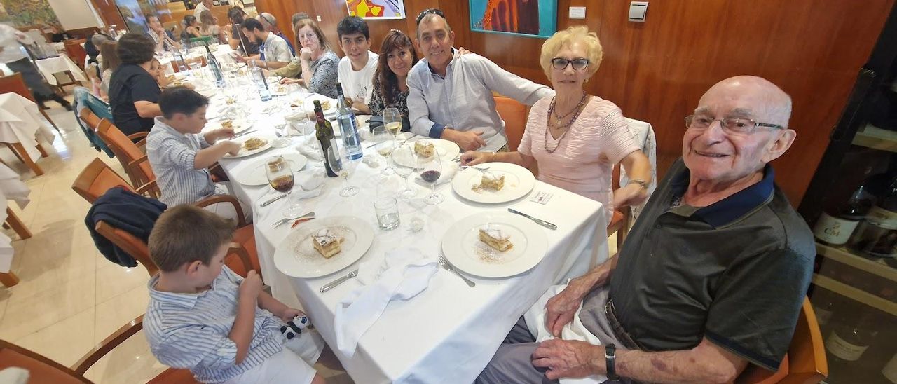 Uno de los restaurantes mecos que estuvieron a tope durante el fin de semana. En la foto, el grovense Luis Aguiño Álvarez, que celebraba su 85 cumpleaños, con los miembros de su familia que lo acompañaron.