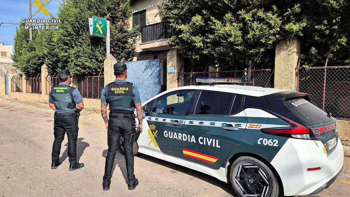 Agentes de la Guardia Civil en el Puesto de Binissalem