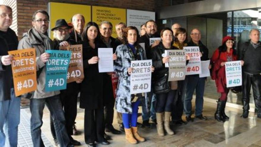 Representantes de las veinte entidades que ayer presentaron la plataforma ante la delegación.