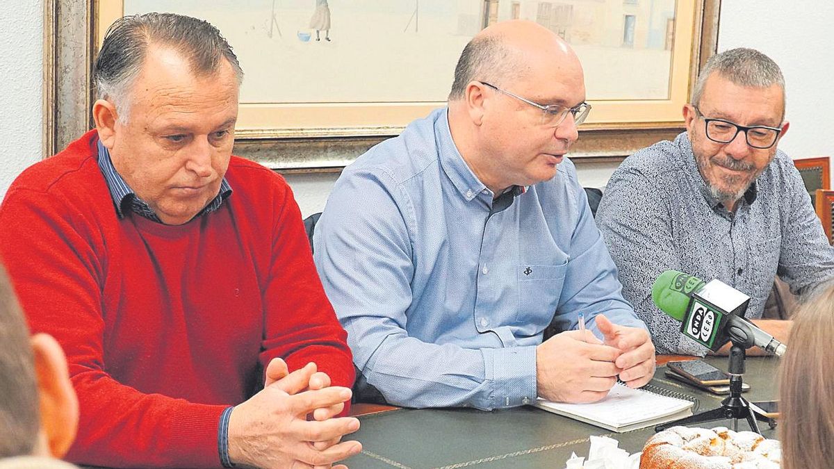 The mayor of Gent per La Vila Pedro Alemany, on the left, with the mayor and Castiñeira. The mayor of Gent per La Vila Pedro Alemany, on the left, with the mayor and Castiñeira.