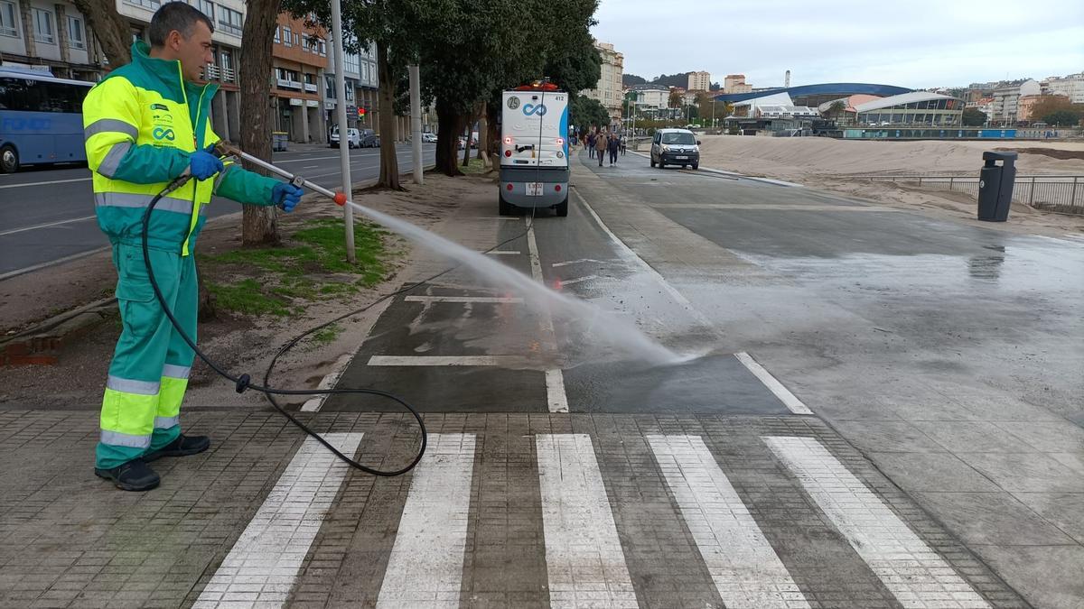 Alerta naranja por el oleaje en A Coruña: Olas de 8 metros y arena hasta el paseo marítimo