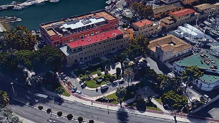 Vista aérea de los dos edificios que se derribarán, entre la lonja y los actuales jardines.