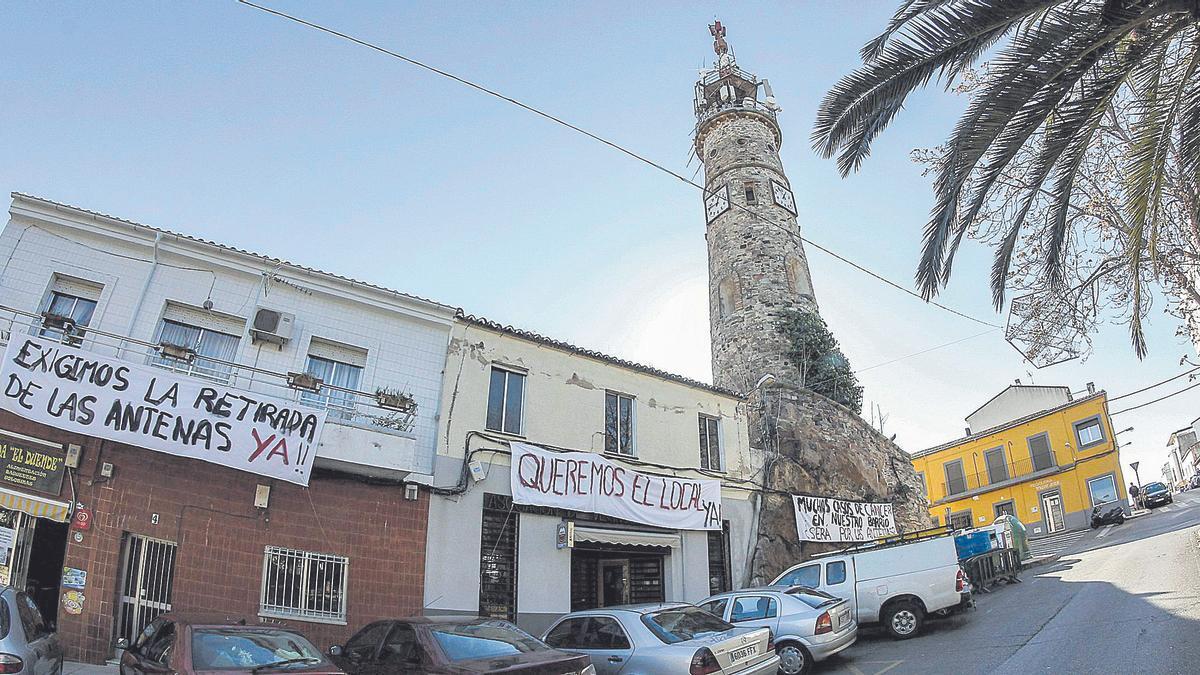 Una vieja reivindicación. La foto es de 2013, en una de las muchas demandas por parte de los vecinos para la retirada de las antenas de la torre del reloj en la plaza de Antonio Canales.