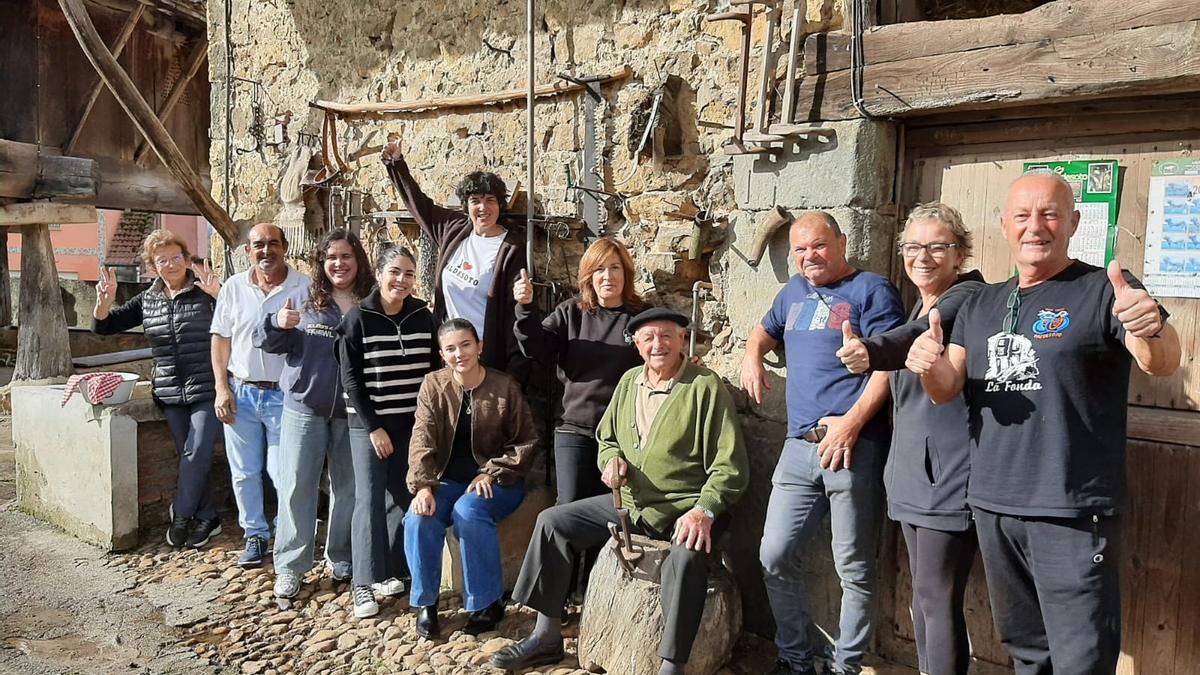 Un grupo de vecinos, tras los ensayos en la Casona de Leceñes
