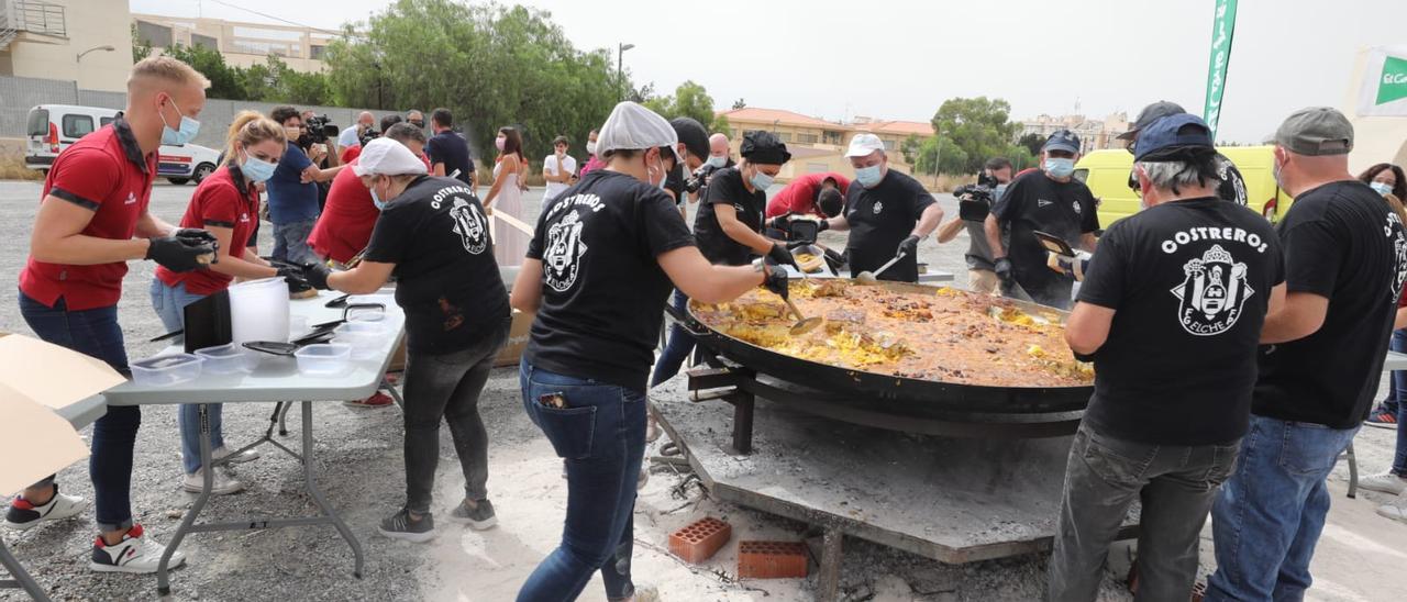 El arroz con costra gigantes en la ermita de San Crispín de Elche.