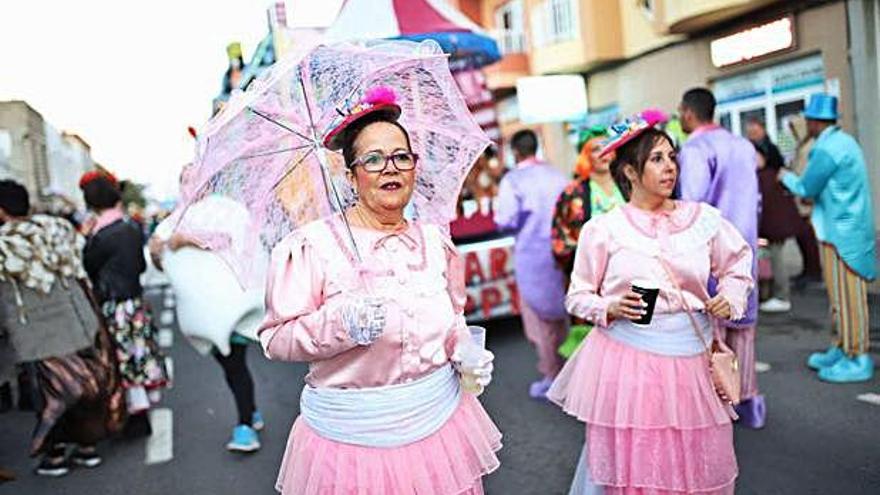 Los grupos de residentes demostraron su originalidad en este acto festivo.