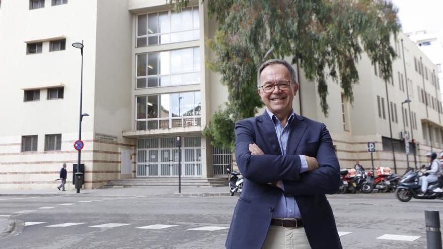 Josep Marí Ribas, frente al institito Santa Maria de Vila.